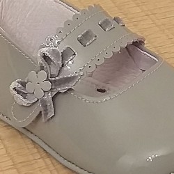 COLECCIÓN ATEMPORAL. Zapatito bebé modelo pasacintas