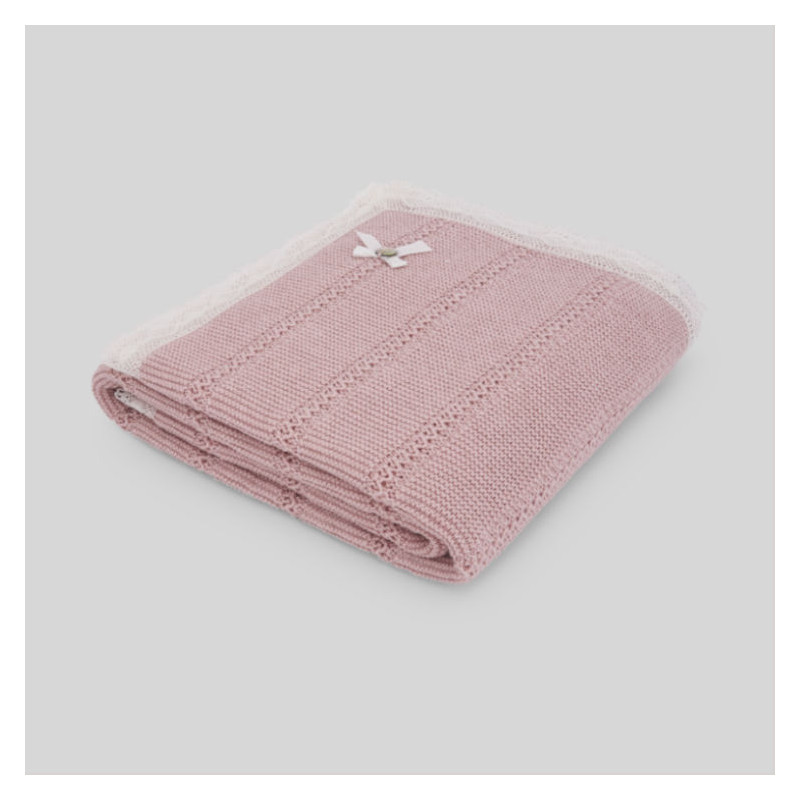 Toquilla de bebé en color rosa palo. Colección Mimos. Marca Paz Rodríguez. Temporada Invierno.