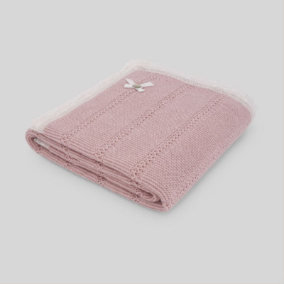 Toquilla de bebé en color rosa palo. Colección Mimos. Marca Paz Rodríguez. Temporada Invierno.