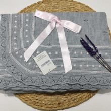 COLECCIÓN INVIERNO. Toquilla volante bebé MOTAS Juliana