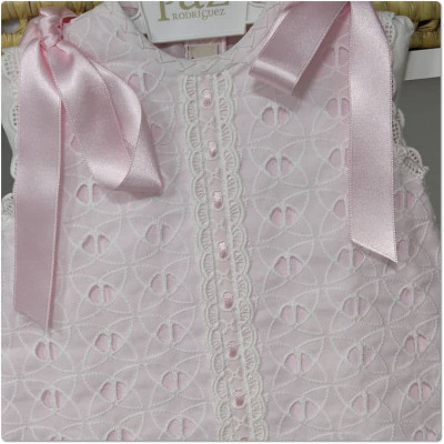 COLECCIÓN VERANO. Conjunto vestido perforado con capota