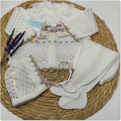 Conjunto de polaina para bebé en color marfil/beige. Marca Juliana. Temporada Verano.