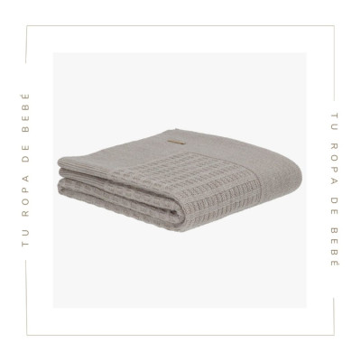 Toquilla o Chal para bebé en color topo. Colección Taupe. Marca Martín Aranda. Nueva Colección Invierno 2024.