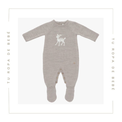 Pelele enterizo para bebé, color topo. Colección Taupe. Marca Martín Aranda. Nueva Colección Invierno 2024.