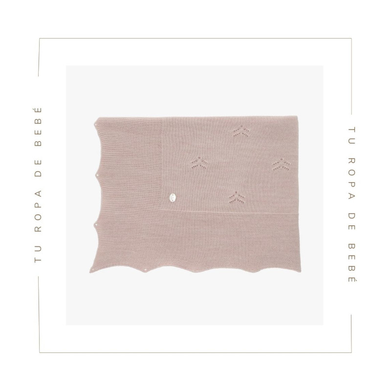 Toquilla o Chal para bebé en color rosa empolvado. Colección Fleur. Marca Martín Aranda. Nueva Colección Invierno 2024.