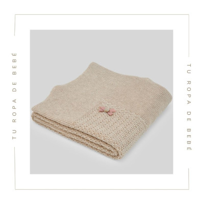 Toquilla para bebé en color avena/rosa atardecer. Colección Ballet. Marca Paz Rodríguez. Colección Invierno 2024.