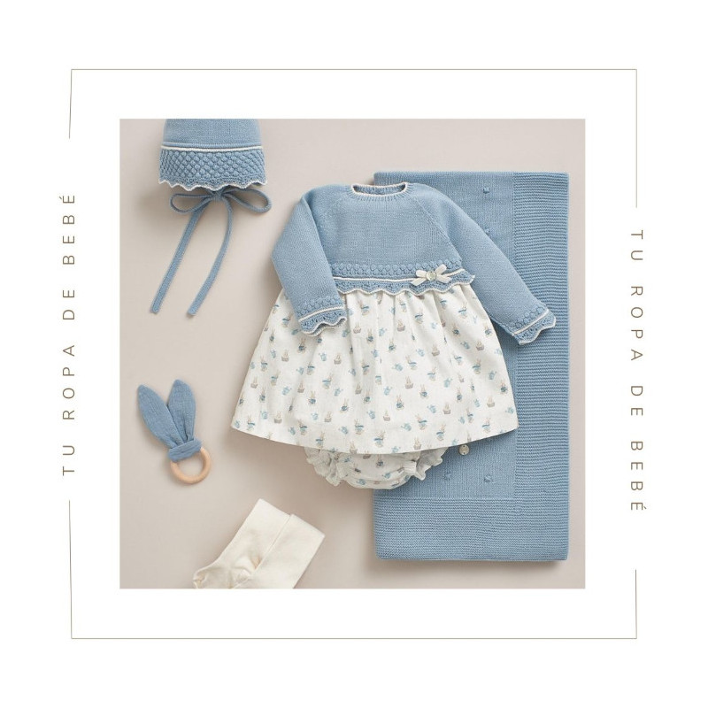 Vestido para bebé en color azul niebla. Colección Magia. Marca Paz Rodríguez. Colección Invierno 2024.