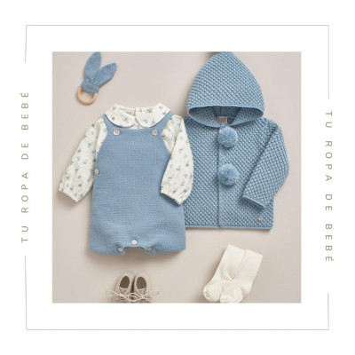 Conjunto de peto para bebé en color azul niebla. Colección Magia. Marca Paz Rodríguez. Nueva Colección Invierno 2024.