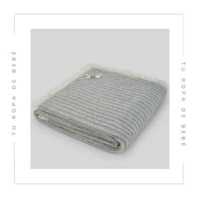 Toquilla para bebé en color perla/beige. Colección Balancin. Marca Paz Rodríguez. Nueva Colección Invierno 2024.