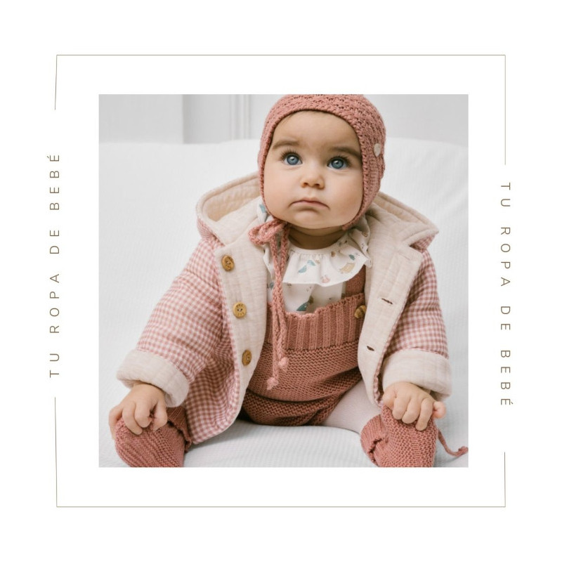 Chaquetón reversible para bebé en color teja. Colección Candil, marca Paz Rodríguez. Colección Invierno 2024.