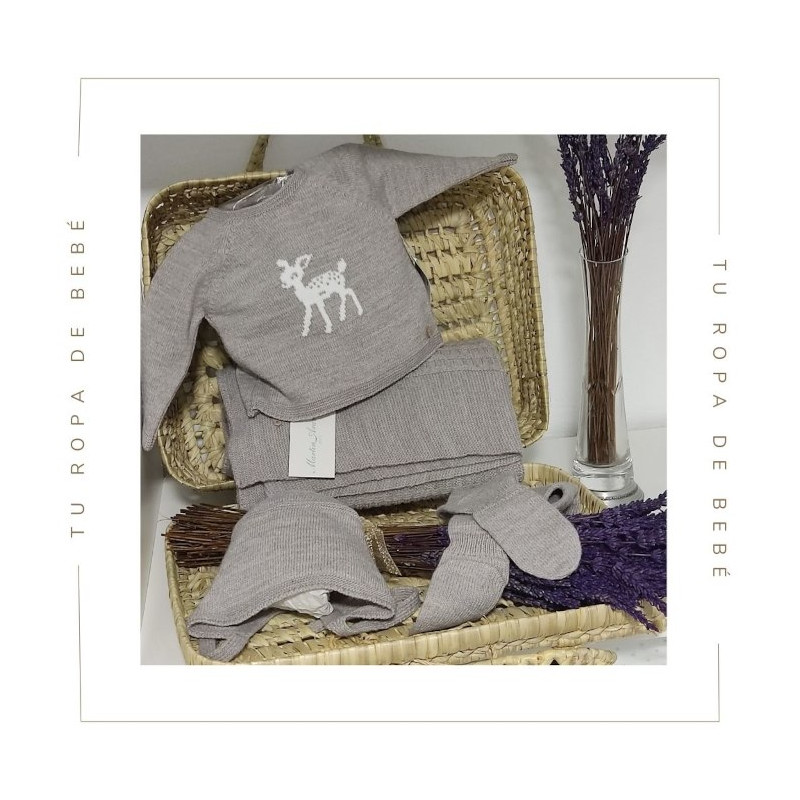 Set de regalo para bebé en color topo. Colección Taupe. Marca Martín Aranda. Nueva Colección Invierno 2024.