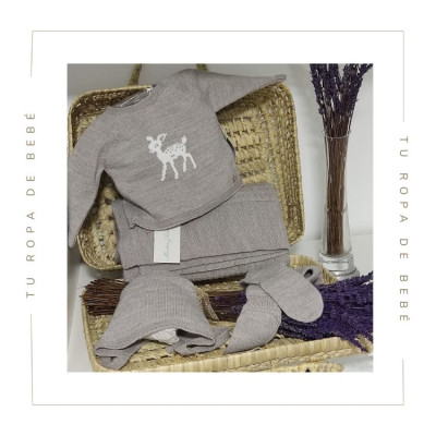 Set de regalo para bebé en color topo. Colección Taupe. Marca Martín Aranda. Nueva Colección Invierno 2024.