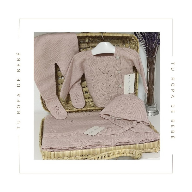 Set de regalo para bebé en color rosa empolvado. Colección Fleur. Marca Martín Aranda. Nueva Colección Invierno 2024.