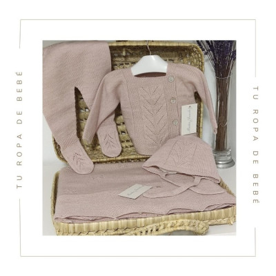 Set de regalo para bebé en color rosa empolvado. Colección Fleur. Marca Martín Aranda. Nueva Colección Invierno 2024.