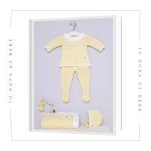 Conjunto de polaina para bebé en amarillo/blanco. Colección Cigüeña de la marca Paz Rodríguez. Temporada Verano 2024.