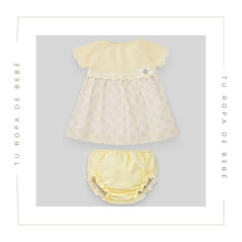 Conjunto de vestido con braga para bebé en amarillo/blanco. Colección Cigüeña de la marca Paz Rodríguez. Temporada Verano 2024.