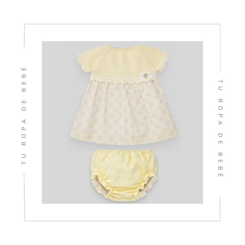 Conjunto de vestido con braga para bebé en amarillo/blanco. Colección Cigüeña de la marca Paz Rodríguez. Temporada Verano 2024.