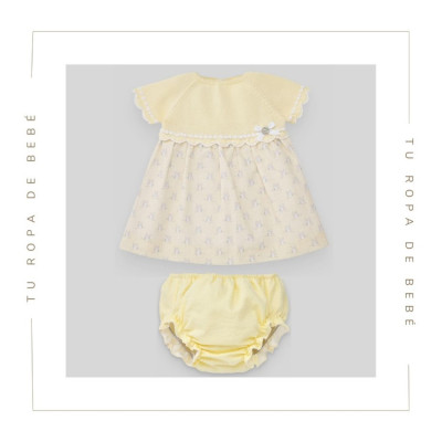 Conjunto de vestido con braga para bebé en amarillo/blanco. Colección Cigüeña de la marca Paz Rodríguez. Temporada Verano 2024.