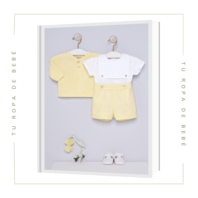 Conjunto pantalón corto para bebé en amarillo/blanco. Colección Cigüeña de la marca Paz Rodríguez. Temporada Verano 2024.