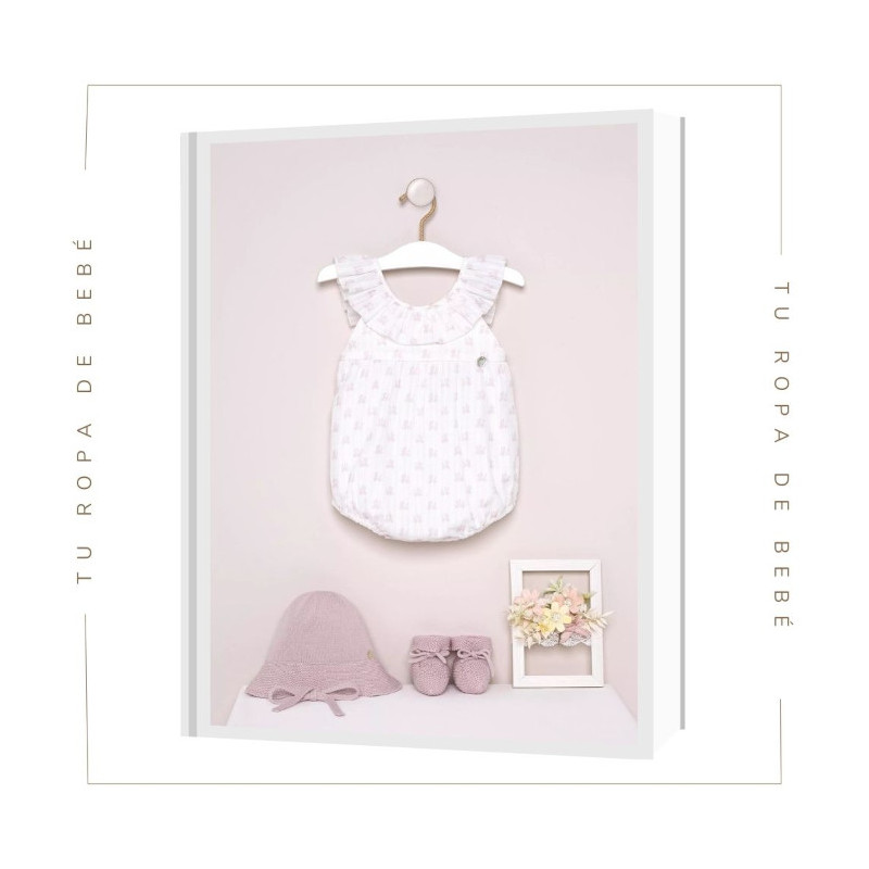 Pelele para bebé niña en color crudo/magnolia. Colección Mecer de la marca Paz Rodríguez. Temporada Verano 2024.