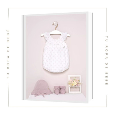 Pelele para bebé niña en color crudo/magnolia. Colección Mecer de la marca Paz Rodríguez. Temporada Verano 2024.
