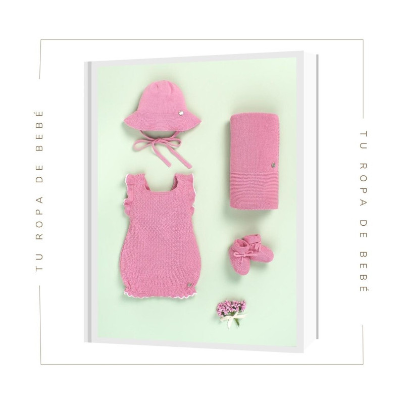 Pelele para bebé en color rosa chicle/blanco. Colección Arcoiris de la marca Paz Rodríguez. Temporada Verano 2024.