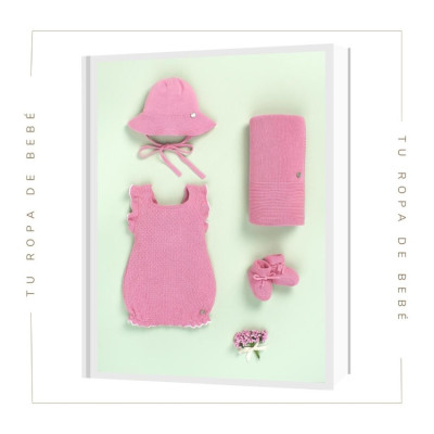 Pelele para bebé en color rosa chicle/blanco. Colección Arcoiris de la marca Paz Rodríguez. Temporada Verano 2024.