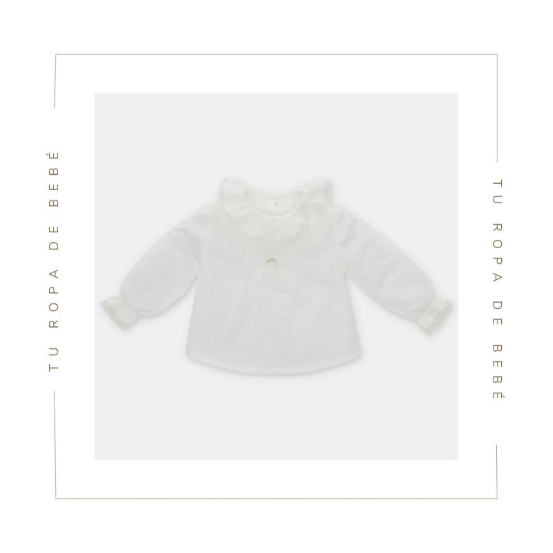 Blusa para bebé en color crudo con detalle de puntilla en cuello y puños. Marca Martín Aranda. Temporada Verano 2024.