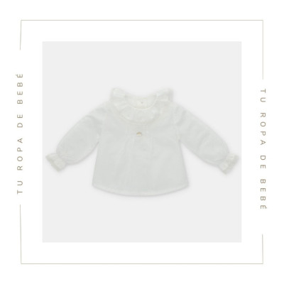 Blusa para bebé en color crudo con detalle de puntilla en cuello y puños. Marca Martín Aranda. Temporada Verano 2024.