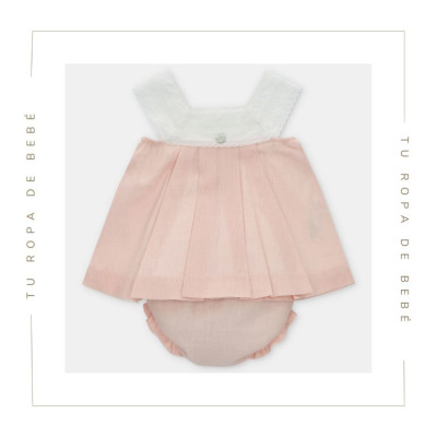 Vestido con braga a juego para bebé en color rosa empolvado. Colección Lin. Marca Martín Aranda. Temporada Verano 2024.