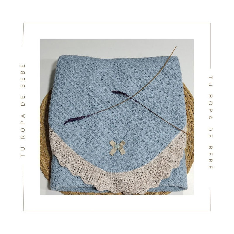 Toquilla de punto para bebé. Color Azul niebla/Lino. Colección Soño. Marca Paz Rodríguez. Colección Invierno 2023.