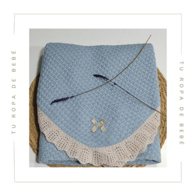 Toquilla de punto para bebé. Color Azul niebla/Lino. Colección Soño. Marca Paz Rodríguez. Colección Invierno 2023.