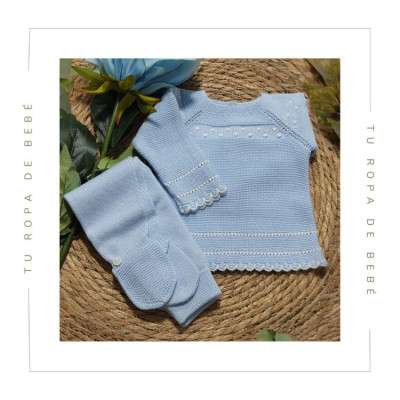 Conjunto de polaina para bebe, color celeste combinado con blanco. Marca Artesanía Granlei. Temporada verano.