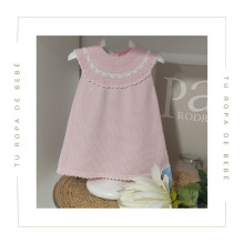 Vestido de punto para bebé combinado en color rosado y blanco. Marca Artesanía Granlei. Temporada verano.