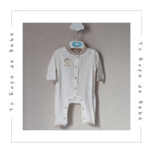 Pijama enterizo de verano para bebé. Color beige. Marca Babybol.