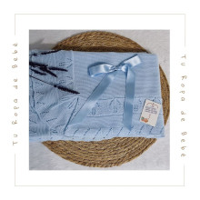 Toquilla de punto para bebé en celeste y rosa. Marca Primbaby. Temporada Verano.