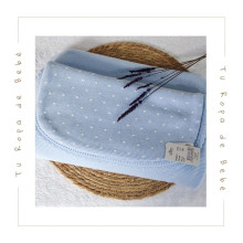 Saco arrullo de punto para bebé en color celeste polvo. Marca Artesanía Granlei. Temporada Invierno.