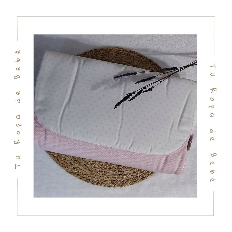 Saco arrullo para bebé en color rosa polvo. Marca Artesanía Granlei. Temporada Invierno.