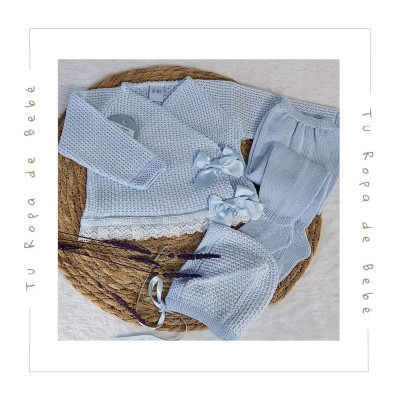 Conjunto de polaina para bebé en color celeste/blanco. Marca Juliana. Temporada Verano.