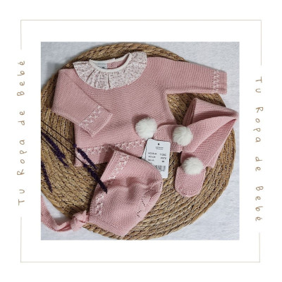 Conjunto de polaina para bebé con capota a juego en color salmón/beige. Marca Artesanía Granlei. Temporada Invierno.