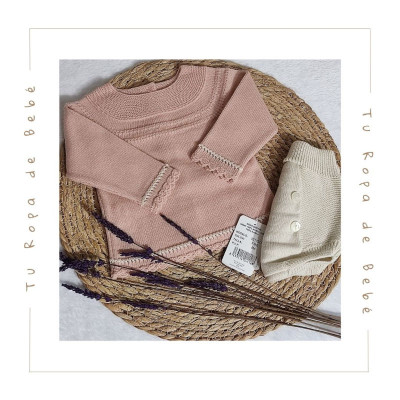 Conjunto de braguita para bebé en color salmón/nata. Marca Artesanía Granlei. Temporada Invierno.
