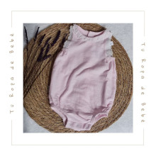 Pelele para bebé en color rosa. Marca Babidu. Temporada Verano.